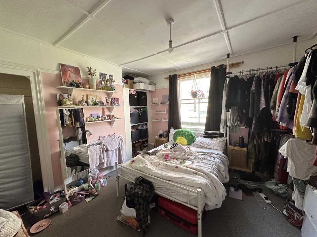 Lot: 79 - MIXED FREEHOLD RESIDENTIAL AND COMMERCIAL INVESTMENT - 55a Kings Road Bedroom
